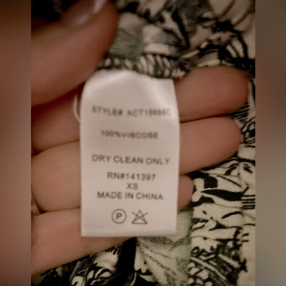 ASTR the Label Black White Collage Floral Print Surplice Blouse Top Size XS - Picture 12 of 12